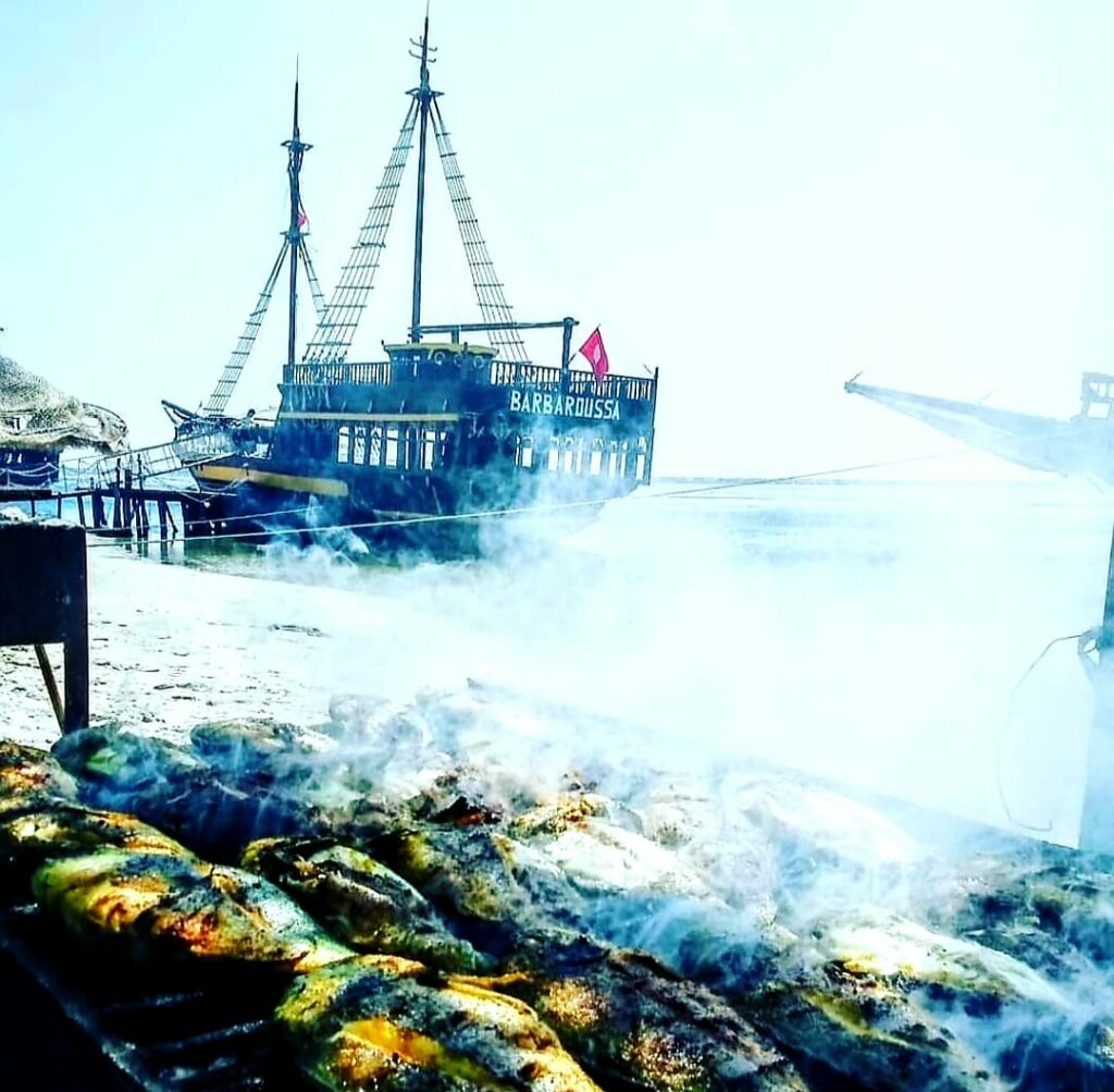 excursion bateau pirate djerba vers l'ile des flamand rose pour manger poisson et couscous brik