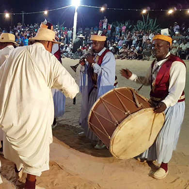 Découvrez la culture et les traditions de Djerba à travers un spectacle de danse traditionnelle époustouflant. Imprégnez-vous de la musique et des mouvements des danseurs locaux, admirez les costumes traditionnels et laissez-vous transporter dans un monde de magie et d'émotions.