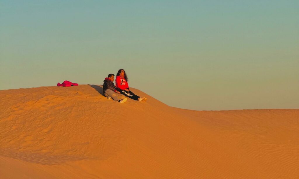 Vivez un circuit saharien 2 jours au départ de Djerba Matmata, Douz, nuit au camp Dunes Insolites, activités dans les dunes et folklore du désert tunisien.
